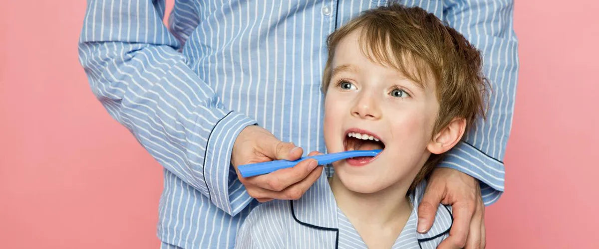 Brushing children's teeth correctly